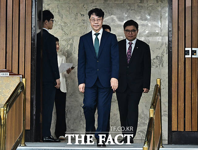 김성수 대법관 후보자가 14일 오전 서울 여의도 국회에서 열린 인사청문회에 참석해 증인선서를 마친 뒤 김도읍 위원장에게 선서문을 제출하고 있다.