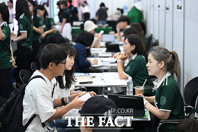 14일 교육계에 따르면 지난 11일 오후 5시50분께 원서 접수 대행사인 유웨이어플라이 시스템에 전산 장애가 발생했다. 원서 접수 마감을 앞두고 수험생들이 몰리면서다. 결국 교육부와 한국대학교육협의회(대교협)는 원서 접수 마감 시간을 당초 오후 6시에서 오후 7시까지 1시간 늘렸다. /송호영 기자