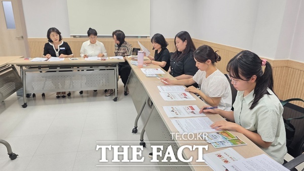 지난 8월 24일 서구 월평동 종합사회복지관에서 진행된 2026학년도 학교급식 및 영양·식생활교육 연구회 컨설팅 현장 모습. /정예준 기자