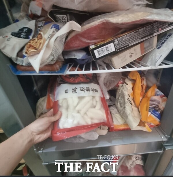 대전시가 관내 실내 여가시설들을 대상으로 미신고 음식 영업 행위 기획수사를 벌이고 있는 모습. /대전시