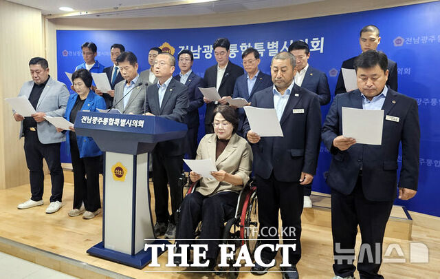 전남광주시의회 서남권 의원들이 14일 의회 전남청사에서 기자회견을 갖고 민형배 시장이 서남권을 홀대하고 있다고 주장하고 있다. /뉴시스