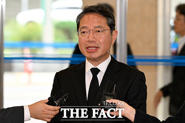 김승원 법무부 장관 후보자가 인사청문회를 하루 앞둔 14일 오전 서울 종로구 현대적선빌딩에 마련된 후보자 인사청문회 준비 사무실로 출근하고 있다. /박상민 기자