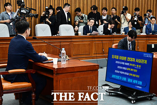 김성수 대법관 후보자가 14일 오전 서울 여의도 국회에서 열린 인사청문회에 참석해 증인선서를 마친 뒤 김도읍 위원장에게 선서문을 제출하고 있다.