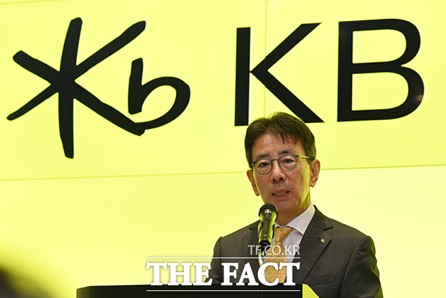 이재근 KB금융 차기 회장 후보자가 14일 오전 서울 영등포구 여의도 KB금융 신관으로 출근하며 취재진의 질문에 답하고 있다. /김성렬 기자