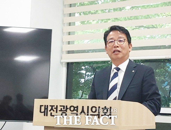 김찬술 대전시 대덕구청장이 14일 대전시의회 기자실을 찾아 대덕구의회의 조속한 정상화를 호소하고 있다. /선치영 기자
