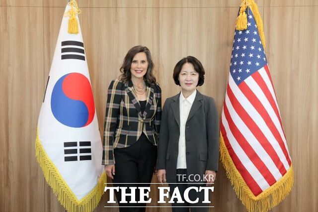 추미애 경기도지사가 14일 경기도청을 찾은 그레첸 휘트머미국 미시간 주지사와 기념 촬영을 하고 있다. /경기도