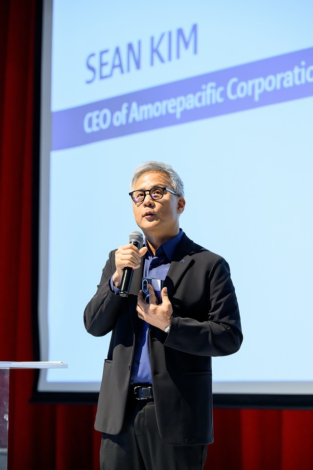 김승환 아모레퍼시픽 대표이사가 11일 서울 용산 본사에서 열린 '2026 인베스터 데이'에서 중장기 글로벌 성장 전략과 경영 목표를 밝히고 있다. /아모레퍼시픽