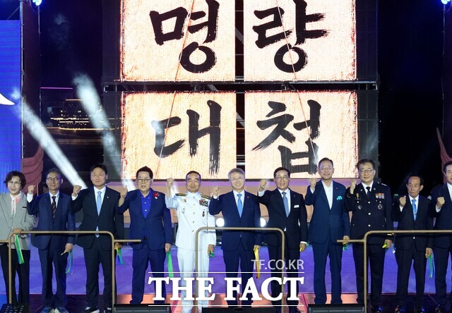 민형배 전남광주통합특별시장(가운데)이 11일 진도 녹진관광지에서 열린 '2026 명량대첩축제 개막식'에 참석, 주요 내빈들과 기념 촬영을 하고 있다./전남광주시