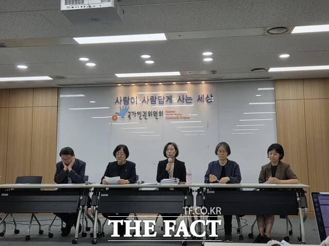 이 위원 등 5인은 전원위가 종료된 뒤 기자회견을 열고 