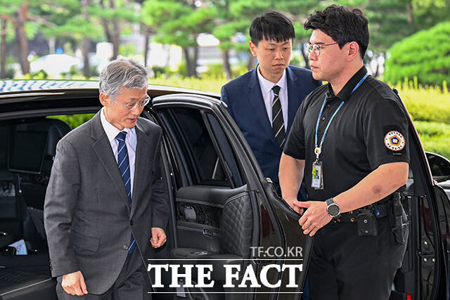 조희대 대법원장이 하차하고 있다.