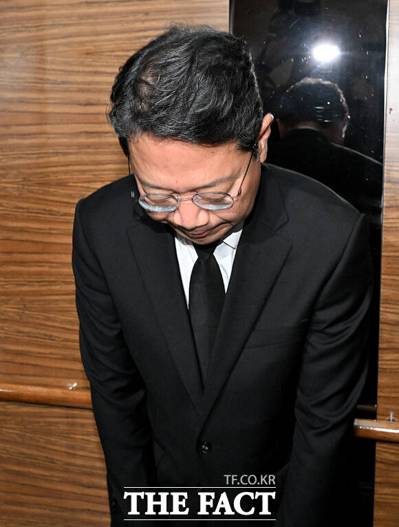 김승원 법무부 장관 후보자가 인사청문회를 하루 앞둔 14일 오전 서울 종로구 현대적선빌딩에 마련된 후보자 인사청문회 준비 사무실로 출근하고 있다. /박상민 기자
