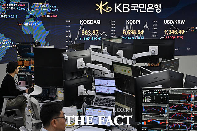 코스피와 코스닥이 하락 출발한 14일 오전 서울 영등포구 여의도 KB국민은행 딜링룸에 코스피 지수가 표시돼 있다. /김성렬 기자