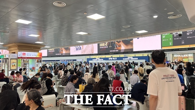 추석 명절을 앞둔 서울역에는 어김없이 기차를 기다리는 시민들이 모여들었다. /문채영 기자