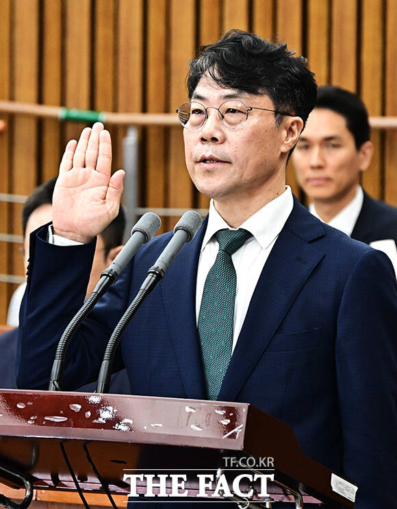 김성수 대법관 후보자가 14일 오전 서울 여의도 국회에서 열린 인사청문회에 참석해 증인선서를 마친 뒤 김도읍 위원장에게 선서문을 제출하고 있다.