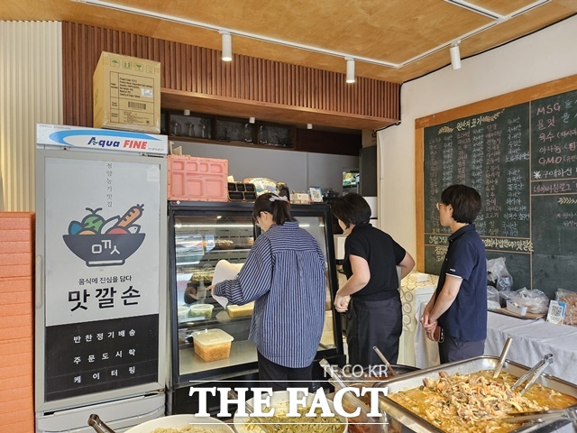 청양군이 14일 충남도, 국립농산물품질관리원과 함께 '추석 명절 대비 성수품 원산지 표시 합동 점검'을 펼치고 있다. /청양군