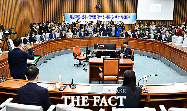 김성수 대법관 후보자가 14일 오전 서울 여의도 국회에서 열린 인사청문회에 참석해 증인선서를 마친 뒤 김도읍 위원장에게 선서문을 제출하고 있다.