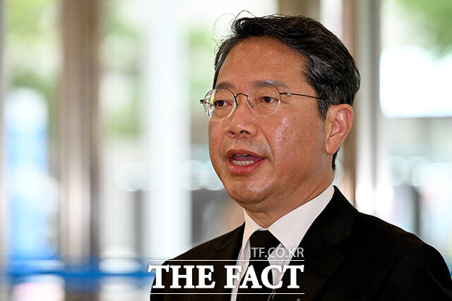 김승원 법무부 장관 후보자가 인사청문회를 하루 앞둔 14일 오전 서울 종로구 현대적선빌딩에 마련된 후보자 인사청문회 준비 사무실로 출근하고 있다. /박상민 기자
