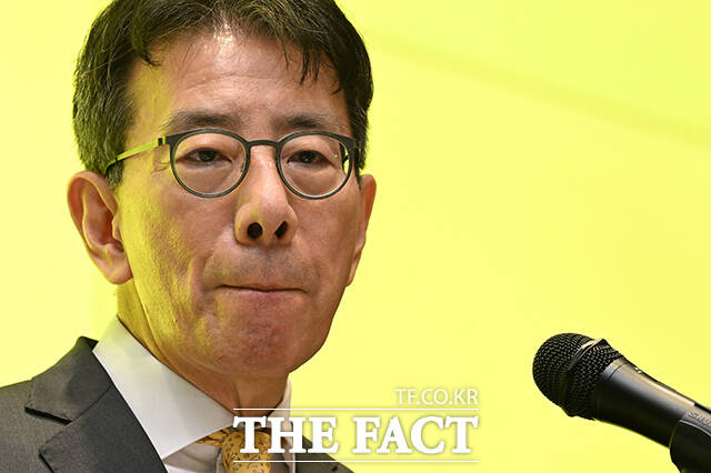 이재근 KB금융 차기 회장 후보자가 14일 오전 서울 영등포구 여의도 KB금융 신관으로 출근하며 취재진의 질문에 답하고 있다. /김성렬 기자