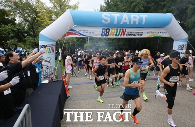 지난 12일 미사경정공원에서 열린 ‘88run’ 마라톤대회, 출발 총성과 함께 참가자들이 일제히 출발하고 있다./국민체육진흥공단