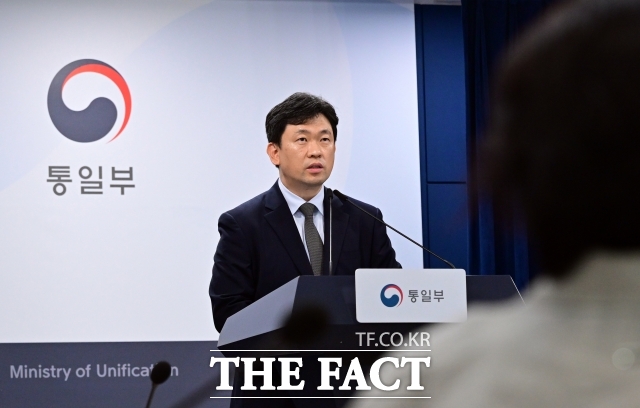 윤민호 통일부 대변인은 14일 평양 강동군병원에 의료장비 166종을 지원과 관련해