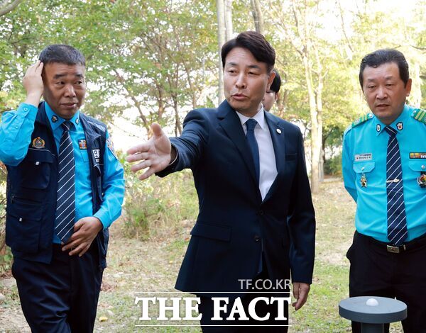 전문학 대전 서구청장이 14일 서부 운전자 푸른쉼터를 방문해 운영 현황을 점검하고 서부모범운전자회원들을 격려했다. /대전 서구