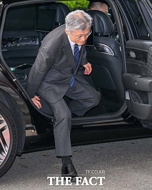 조희대 대법원장이 하차하고 있다.