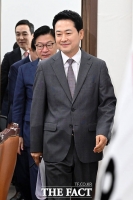  미소 띠고 최고위원회의 참석하는 장동혁 대표 [포토]