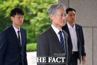  조희대 대법원장, 출근길서 '여전히 굳게 다문 입' [TF사진관]