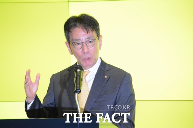 이재근 KB금융 차기 회장 후보자가 14일 오전 서울 영등포구 여의도 KB금융 신관으로 출근하며 취재진의 질문에 답하고 있다. /김태환 기자