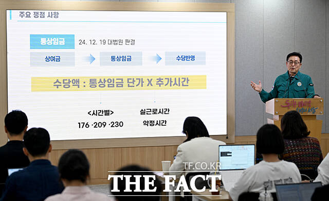여장권 서울시 교통실장이 15일 오후 서울 중구 서울시청 브리핑룸에서 열린 서울 시내버스 파업 관련 브리핑에 참석해 발언하고 있다. /박상민 기자