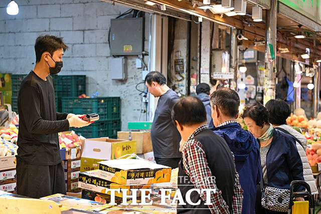 한 상점에 과일 선물 상자가 진열돼 있다.