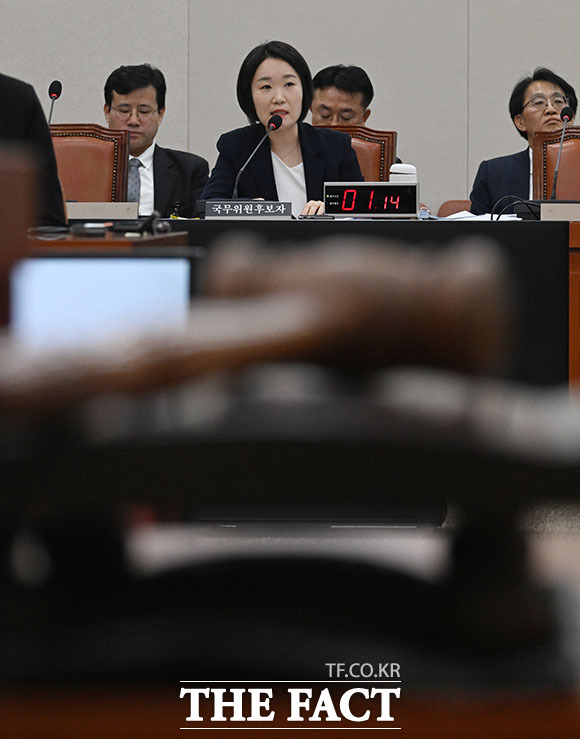 물 마시는 이소영 중소벤처기업부 장관 후보자.