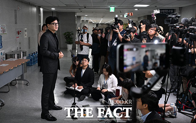 한동훈 무소속 의원이 15일 오후 서울 여의도 국회 의원회관에서 기자회견을 열고 발언하고 있다. /국회=서예원 기자