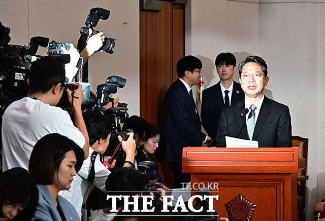 눈물 닦는 김승원 법무부 장관 후보자.