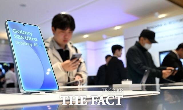 지난 3월 경기 수원시 영통구 수원컨벤션센터 삼성전자 주주총회장을 찾은 주주들이 '갤럭시S26' 시리즈를 살펴보고 있다. /임영무 기자