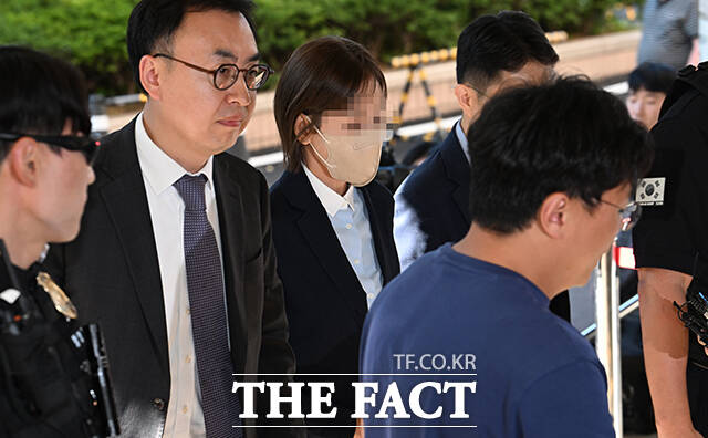 김승원 법무부 장관 후보자에게 신약 관련 청탁을 한 의혹을 받는 브로커 양모 씨가 15일 오후 서울 마포구 서울서부지방법원에 출석하고 있다. /박헌우 기자