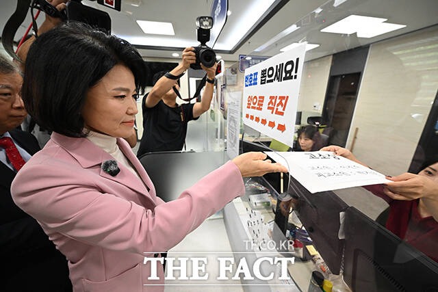 이진숙 국민의힘 의원이 15일 오후 서울영등포경찰서에서 박지원 더불어민주당 의원에 대한 정보통신망법 위반(명예 훼손) 고소장을 접수하고 있다. /남윤호 기자