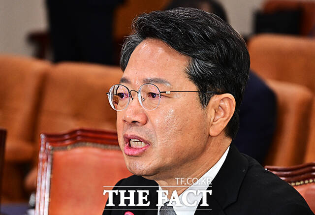 김승원 법무부 장관 후보자가 15일 오전 서울 여의도 국회에서 열린 인사청문회에 참석해 가족 관련 질의에 답변을 하고 있다. /국회=배정한 기자
