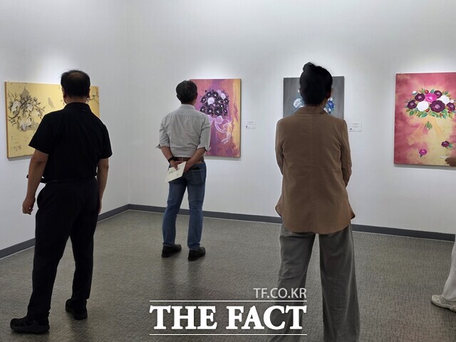 전남광주시 여순사건지원단은 18일까지 순천문화회관 제1전시실에서 여순사건 제78주기를 맞아 민화특별전 '동백, 기억을 품다'를 연다. /전남광주시