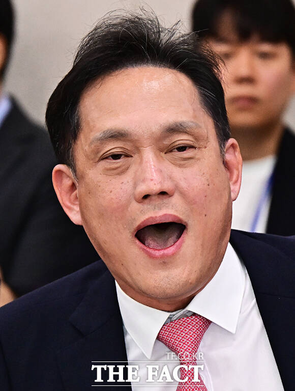 김태규 국민의힘 의원이 15일 오전 서울 여의도 국회에서 열린 김승원 법무부 장관 후보자 인사청문회에 참석해 김남희 더불어민주당 의원의 의사진행 발언에 항의하고 있다. /국회=배정한 기자