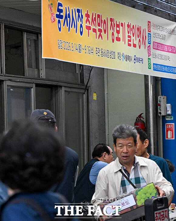 한 상점에 과일 선물 상자가 진열돼 있다.