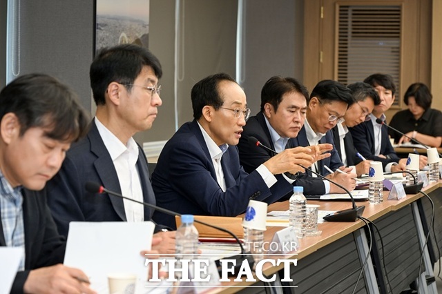 추경호 대구시장(왼쪽에서 세 번째)이 15일 신격청사에서 열린 간부회의에서 발언을 하고 있다. /대구시