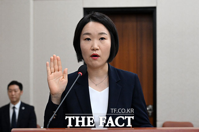 이소영 중소벤처기업부 장관 후보자가 15일 오전 서울 여의도 국회에서 열린 인사청문회에 참석해 선서를 하고 있다. /국회=서예원 기자