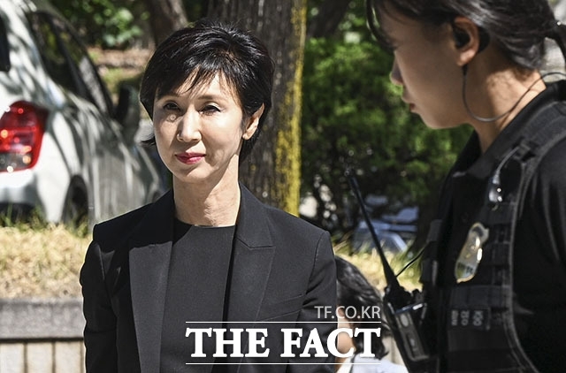 노소영 아트센터 나비 관장이 지난 5월 서울 서초구 서울고등법원에서 열린 재산분할 파기환송심 조정기일에 출석하고 있다. /서예원 기자
