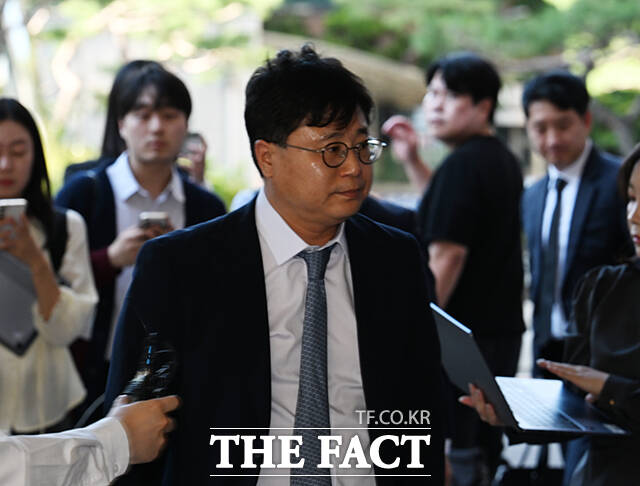 김승원 법무부 장관 후보자에게 신약 관련 청탁을 한 의혹을 받는 제넨셀 창업자 강세찬 씨가 15일 오후 서울 마포구 서울서부지방법원에 출석하고 있다. /박헌우 기자