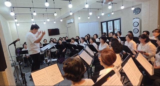 이번 5주년 음악회에서는 ‘별’, ‘약속’, ‘그리움의 계절’을 중심으로 인생의 궤적과 깊은 감성을 담아낸 무대를 선보입니다. 특히 ‘네모의 꿈’, ‘내가 바라는 세상’​에서는 순수한 목소리와 재기발랄한 안무가 어우러져, 어르신 세대와 어린이 세대가 음악으로 하나 되는 따뜻한 장면을 만들어낸다. /브라비시모콰이어