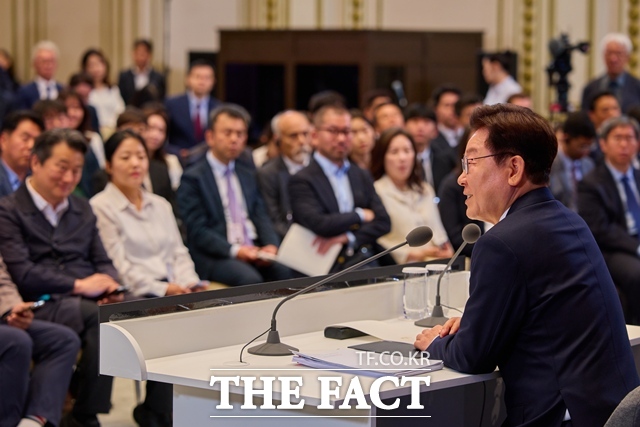 이재명 대통령은 오는 18일 오전 10시 청와대 영빈관에서 기자회견을 갖는다. 이 대통령이 6월 8일 청와대 영빈관에서 열린 취임 1주년 기자회견에서 발언하고 있다. /청와대