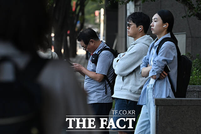 큰 일교차를 보이는 15일 오전 시민들이 서울 영등포구 여의도환승센터 일대에서 다양한 옷차림을 한 채 길을 건너고 있다. /김성렬 기자