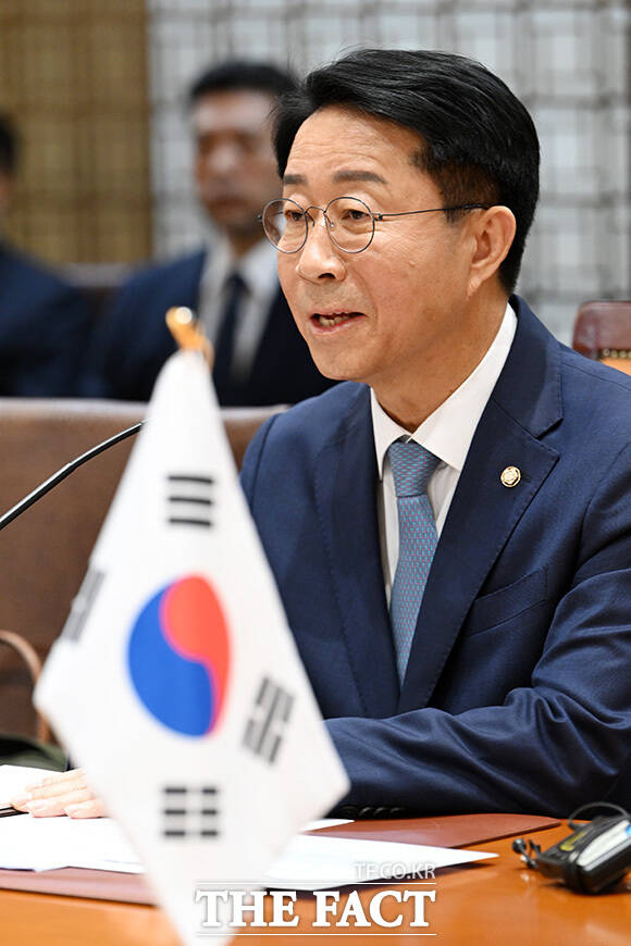 대화 나누는 조정식 국회의장(오른쪽)과 베르디무하메도프 투르크메니스탄 대통령.