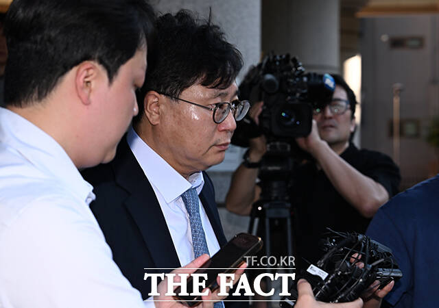 김승원 법무부 장관 후보자에게 신약 관련 청탁을 한 의혹을 받는 제넨셀 창업자 강세찬 씨가 15일 오후 서울 마포구 서울서부지방법원을 나서고 있다. /박헌우 기자